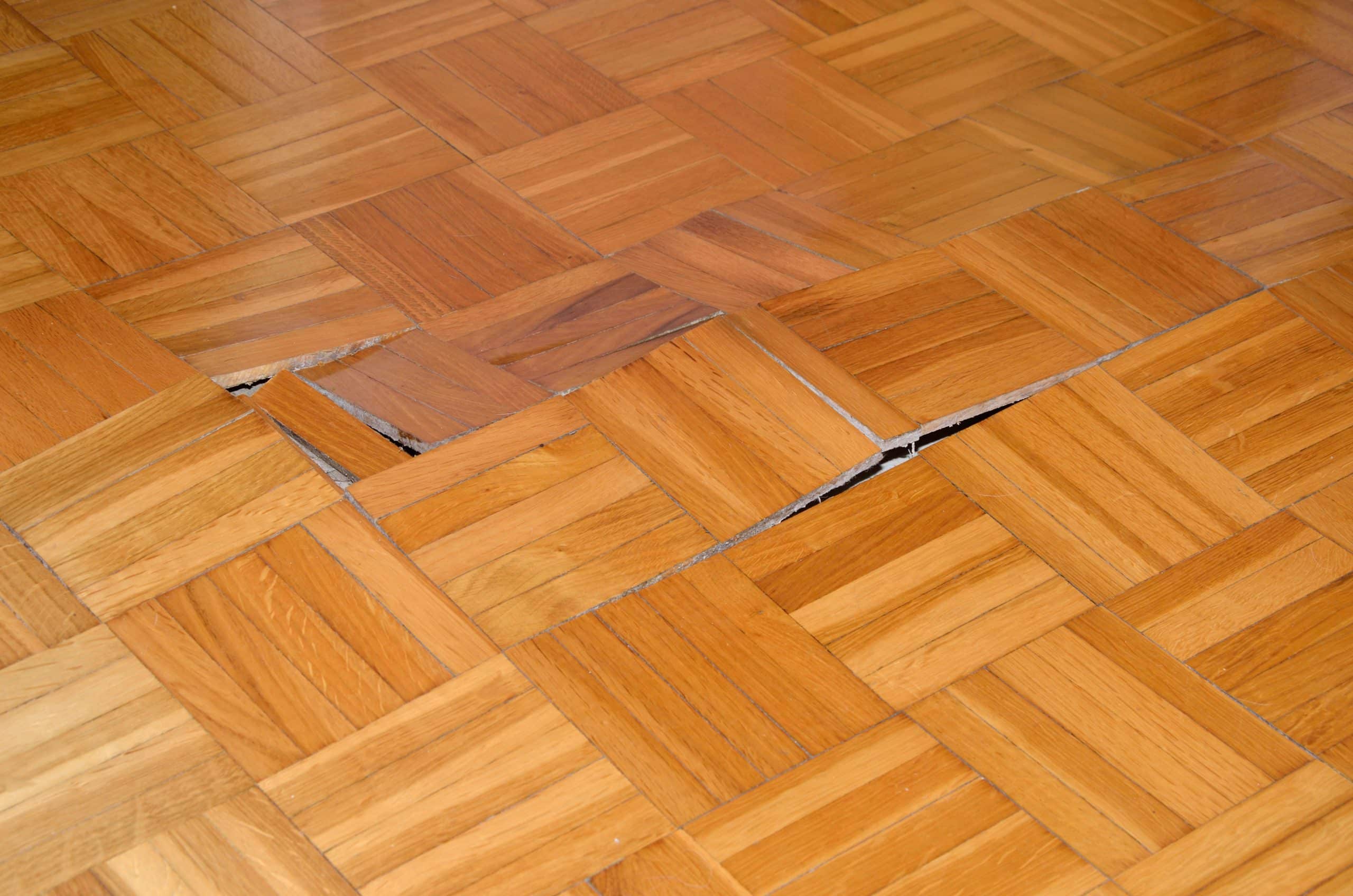 causa di rottura dei pavimenti in parquet
