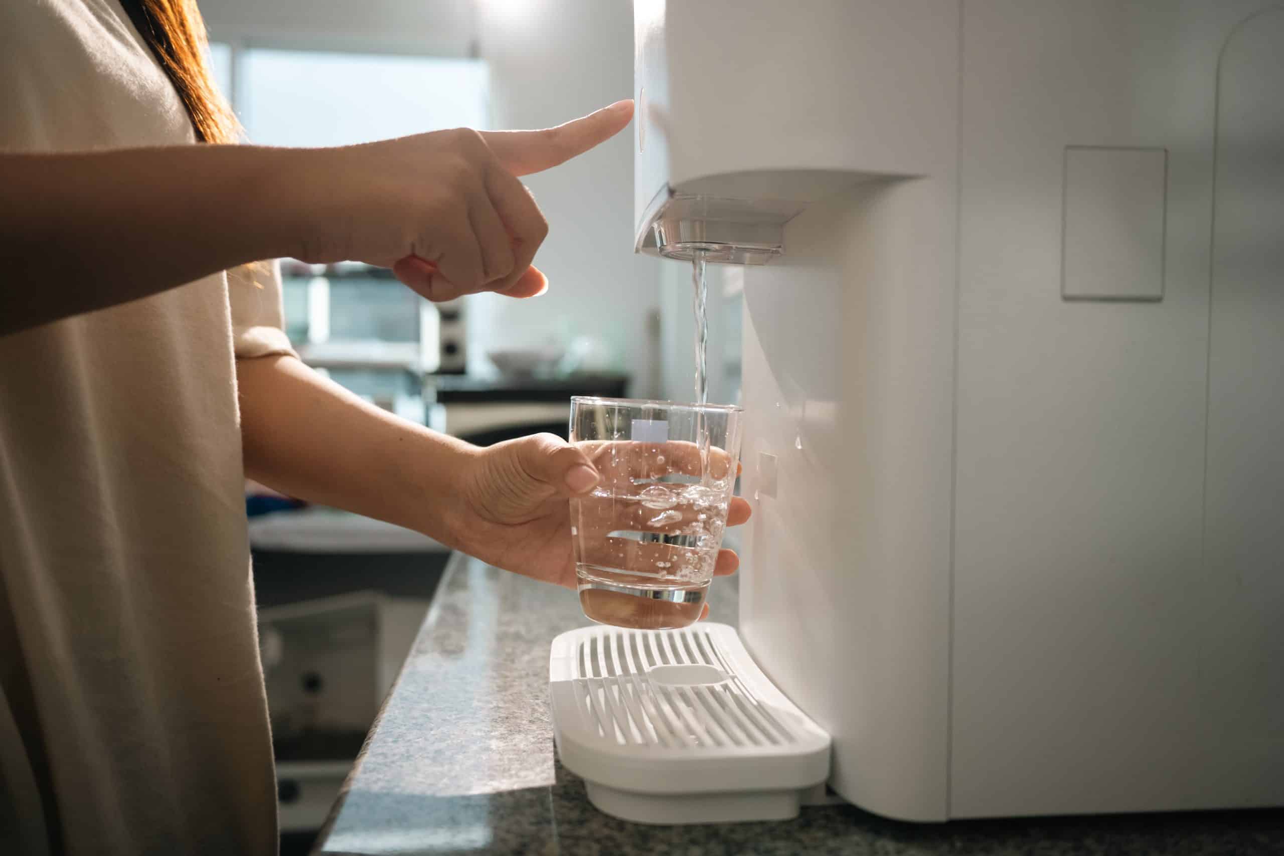 Il purificatore d'acqua o le caraffe filtranti dipendono dall'acqua che arriva a casa vostra e dall'uso che ne fate.
