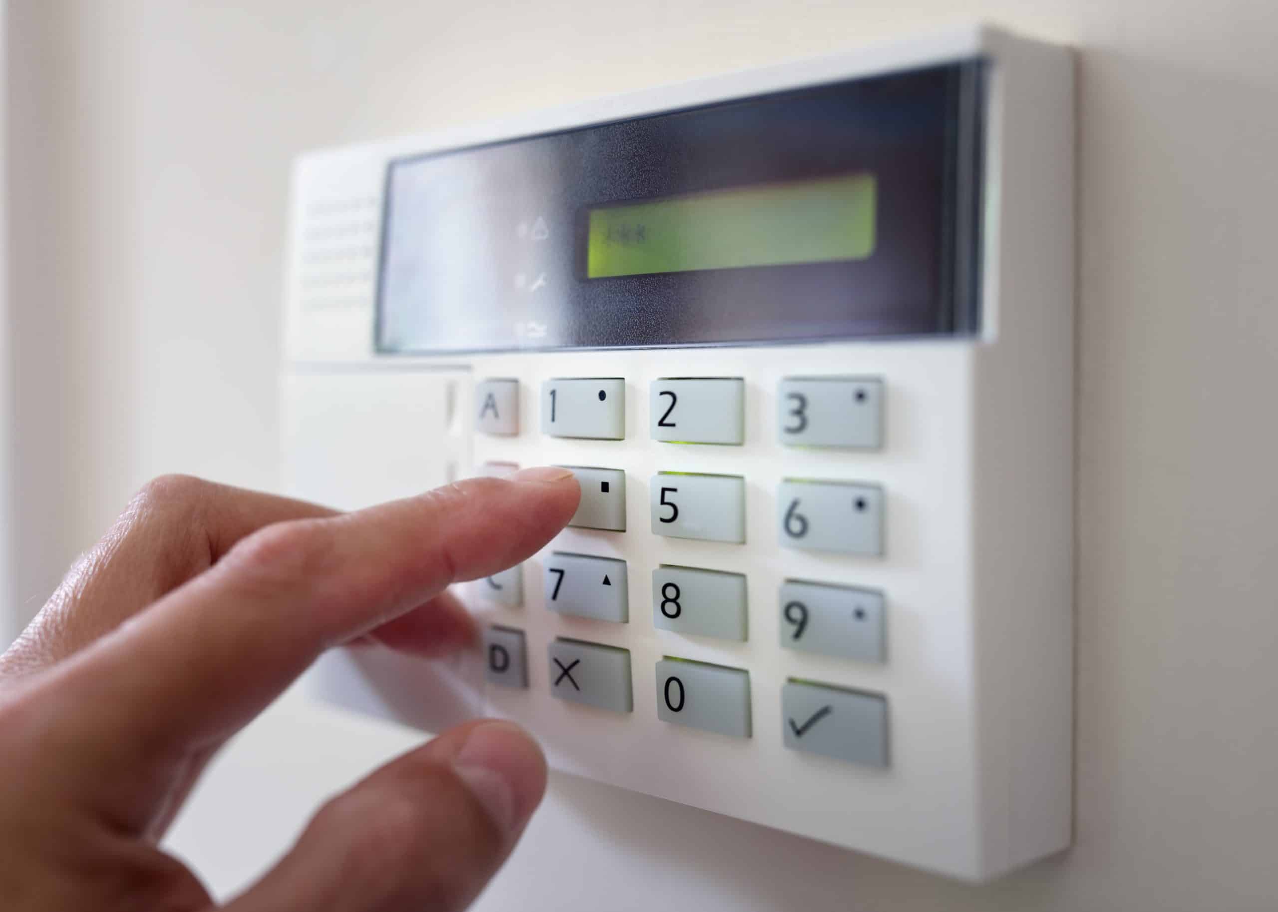Installazione di un sistema di allarme collegato per proteggere la casa