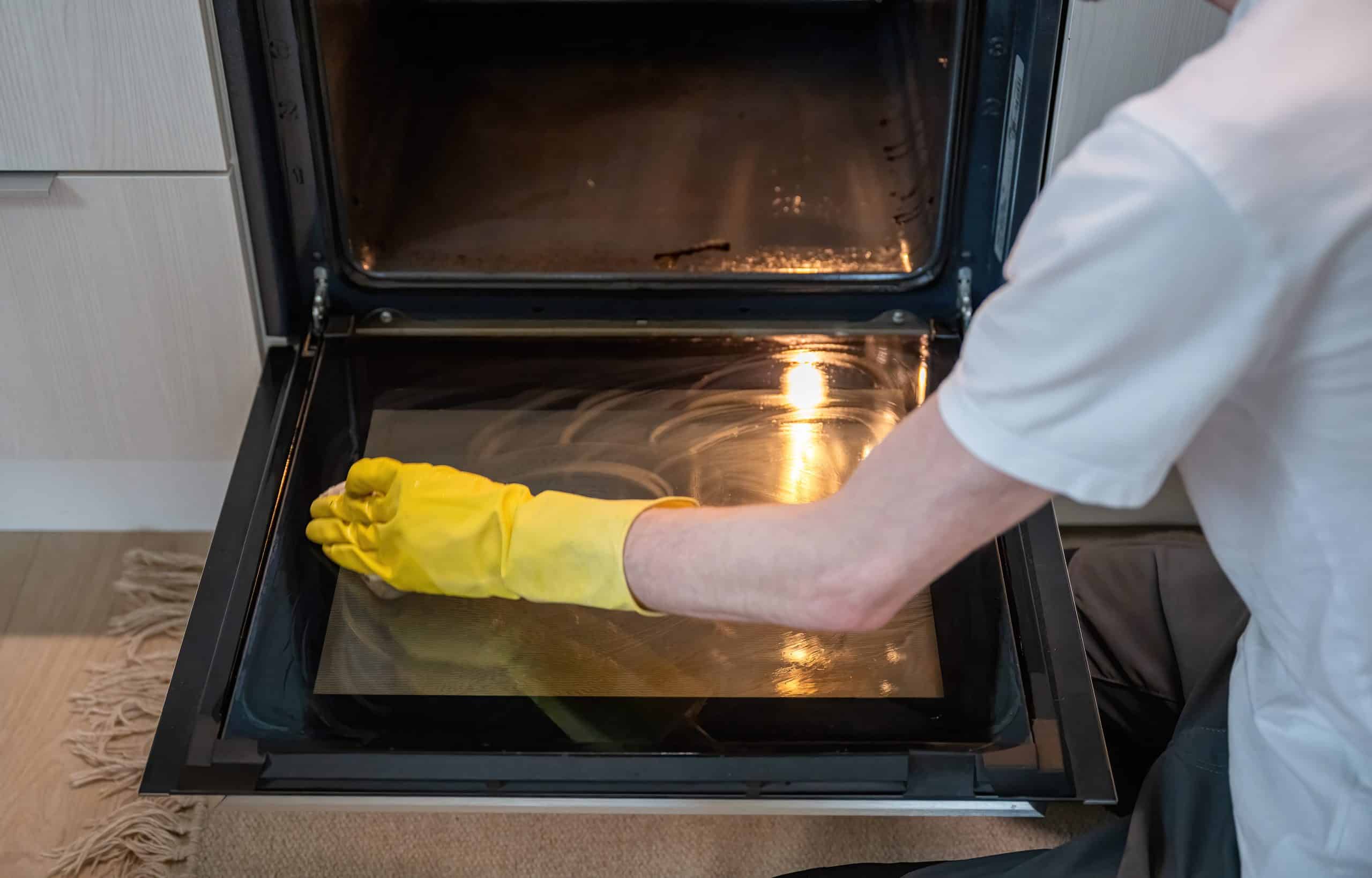 bicarbonato con un po' d'acqua per pulire il vetro sporco del forno