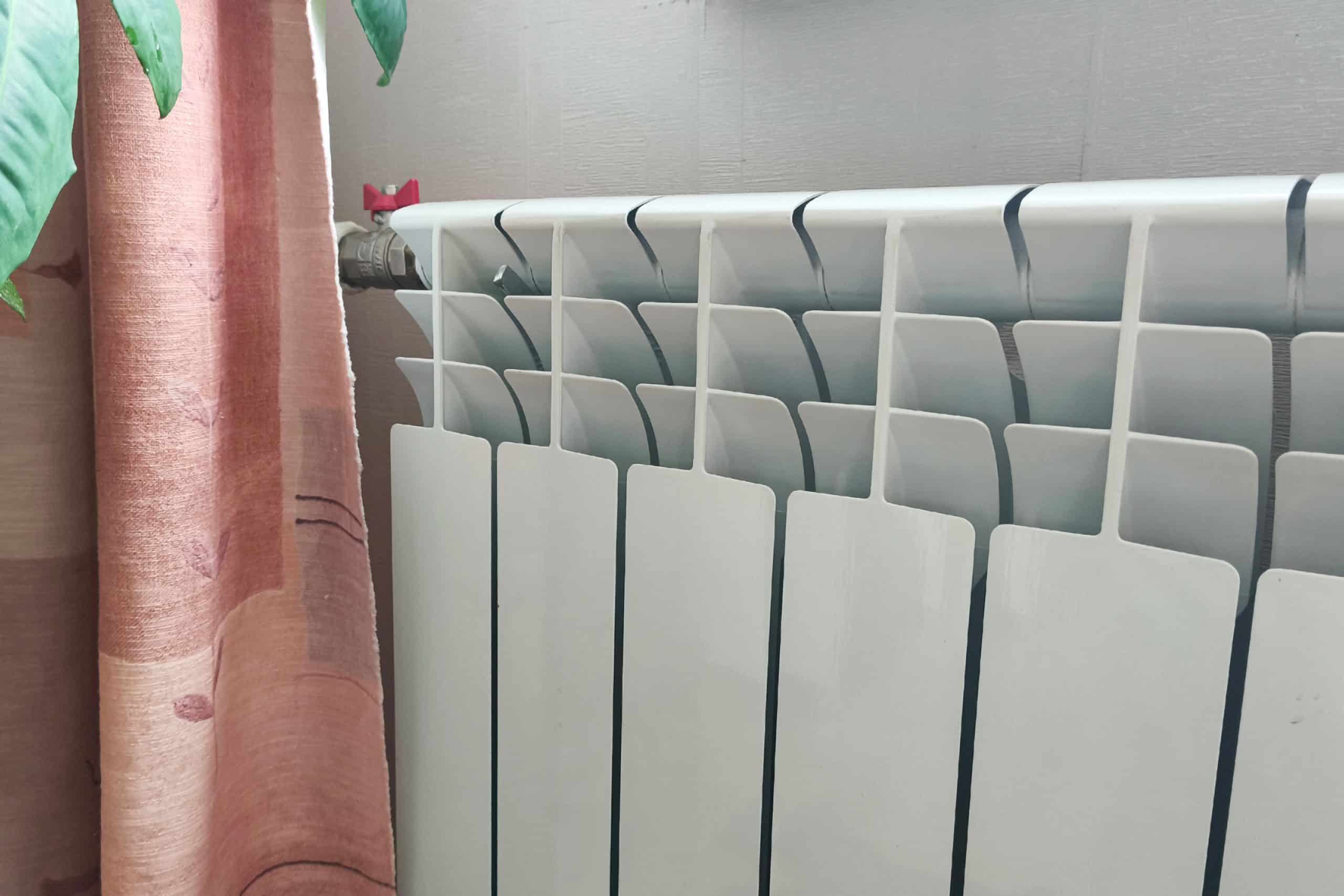 il metodo dell'asciugacapelli per pulire i termosifoni