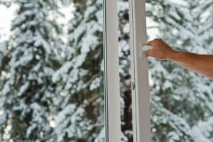 chiudere o meno le persiane e le tende durante il giorno per mantenere il calore
